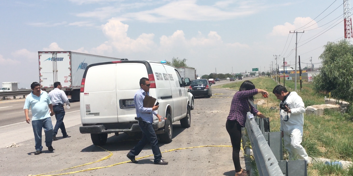 Diligencias ministeriales y periciales en el kilómetro 184 de la Querétaro México.