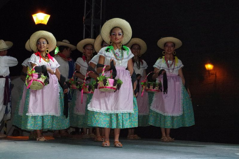 Presentan traje típico y huapango de San Juan del Río