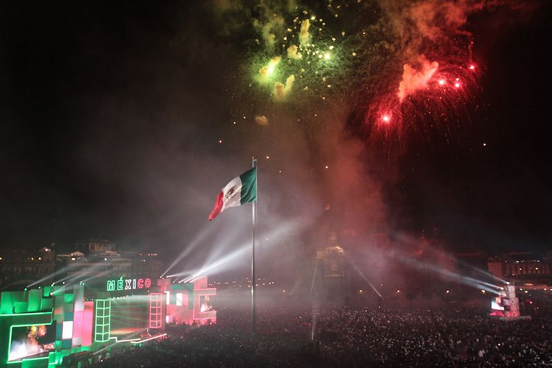 60915305. México, 15 Sep 2016 (Notimex-Isaías Hernández).- Juegos pirotécnicos iluminaron la Plaza de la Constitución, mientras se escuchaban piezas musicales vernáculas que Peña Nieto, su esposa y sus hijos observaron con atención, en el marco de los 206 años de la Independencia de México. NOTIMEX/FOTO/ISAÍAS HERNÁNDEZ/IHH/POL/PATRIA16