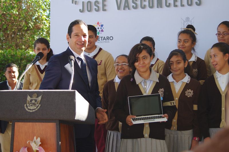 El gobernador de Querétaro Francisco Domínguez, premió con una tablet a 30 alumnos destacados de la Técnica 11. FOTO: LUIS GARCIA