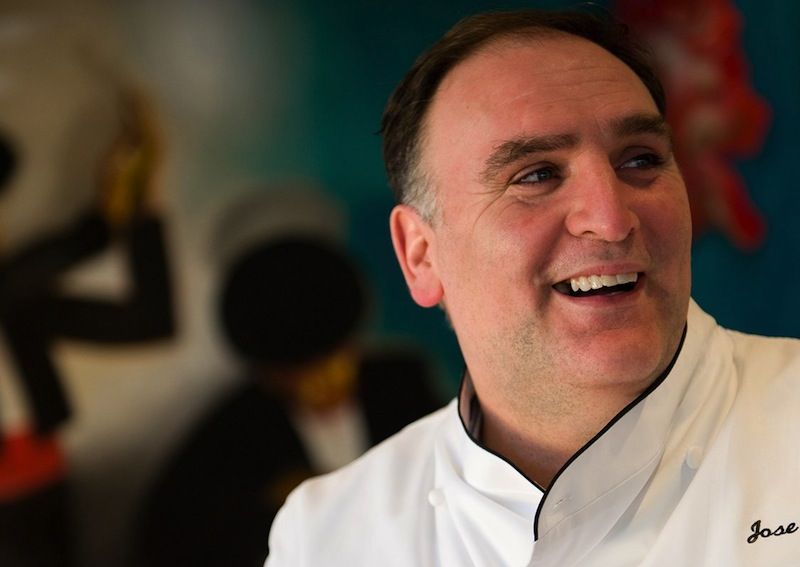 El Chef José Andrés Prepara Miles De Paellas En Puerto Rico 4694