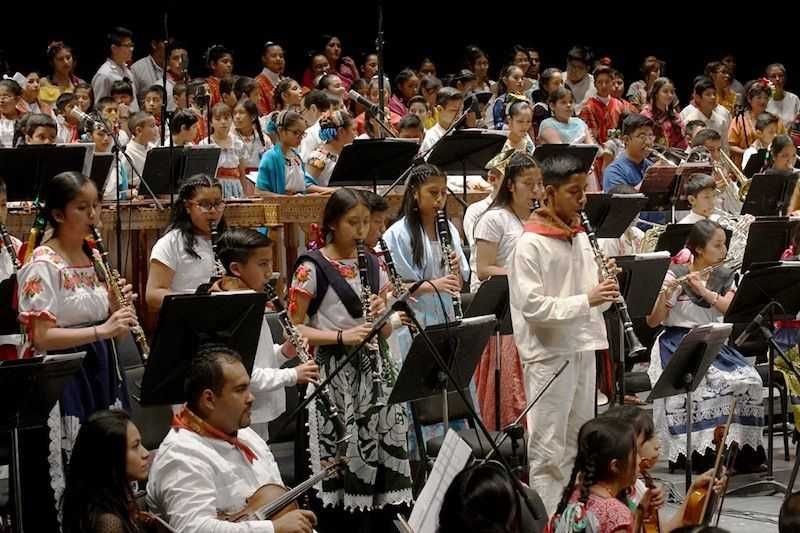 Se presenta en Bellas Artes Orquesta y Coro de Música Tradicional...