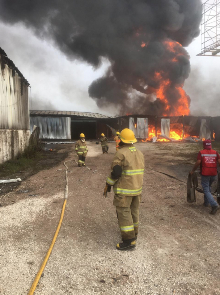 Reportan explosión e incendio de bodega en Tabasco