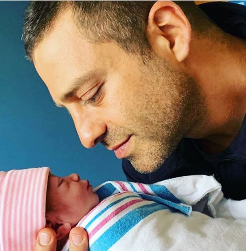 Ari Borovoy da la bienvenida a su bebé