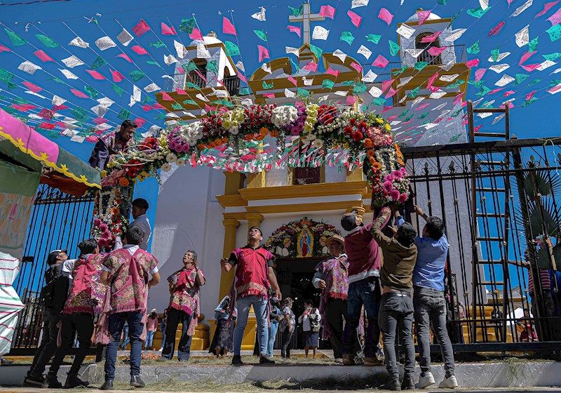 Con  flores, indígenas decoran iglesia en el estado de Chiap...