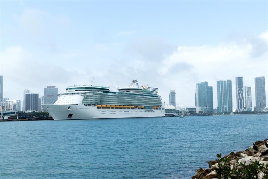 El nuevo crucero más grande del mundo llega a su puerto base en F...