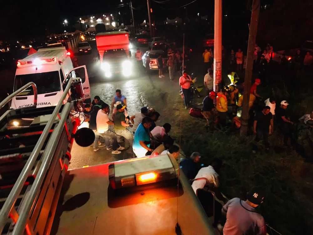 Mueren tres en volcadura de carro