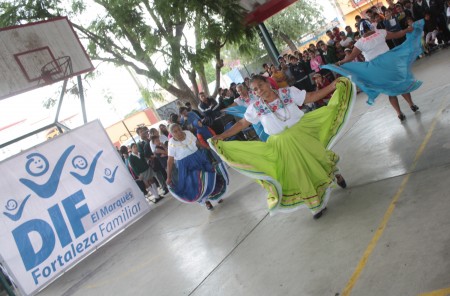 Ameno concurso de baile vivieron los pobladores de Amazcala, durante las actividades emprendidas por AMA y el DIF Municipal