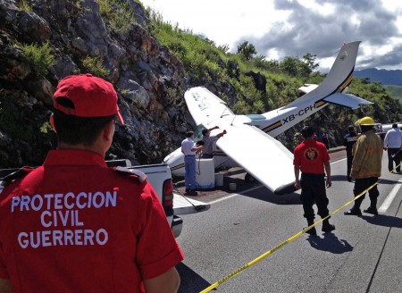 AVIONETA ATERRIZA DE EMERGENCIA ENLA AUTOPISTA DEL SOL