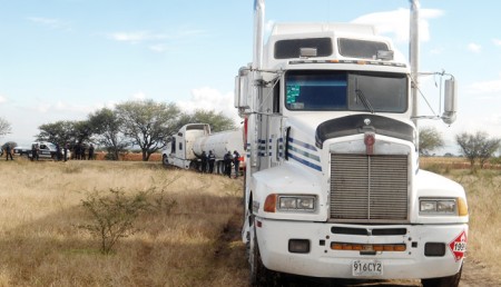 Abandonan Pipas cargadas con diésel robado a PEMEX en Querétaro.