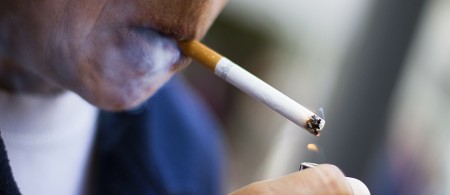 Casi medio millón de estadunidenses mueren al año a consecuencia de padecimientos relacionados con fumar cigarros. NOTIMEX