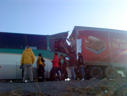 Fatal choque por alcance de un autobús Flecha Roja, contra un trailer cargado con pollo en la México-Querétaro.