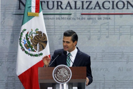 PEÑA NIETO ENTREGA CARTAS DE NATURALIZACIÓN A 21 NUEVOS MEXICA