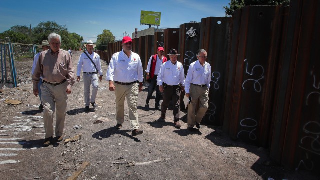 Alcalde Roberto Loyola supervisa obras pluviales en Querétaro.