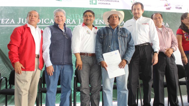 IMG_0167Entrega alcalde títulos de propiedad en Colón, Querétaro. 