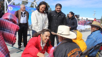Presidenta del DIF estatal entrega abrigo a población vulnerable de Colón 