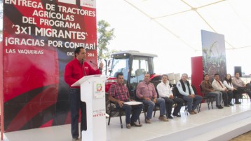 Fabián Pineda Morales entrega tractores en Las Vaquerías