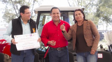 Fabián Pineda Morales entrega tractores en Las Vaquerías