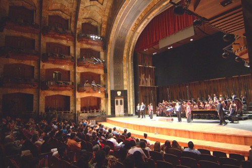 Coro del Teatro de Bellas Artes cautiva con “Las alas doradas”.
