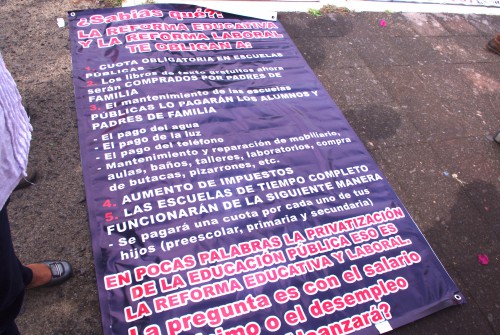 Con Mantas y lonas los profesores sanjuanenses realizaron marcha en contra de la Reforma Educativa.