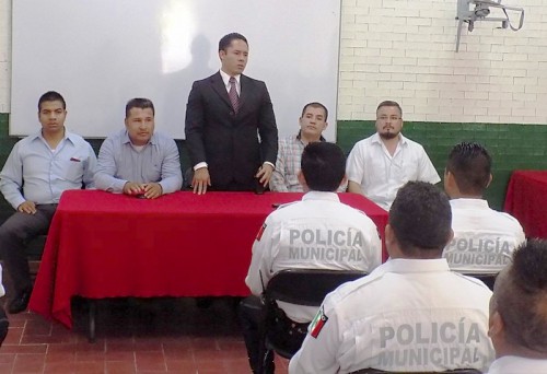  El secretario de Seguridad Pública, Oswaldo Gómez Martínez entregó el reglamento a todos los oficiales de la corporación.