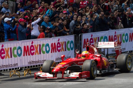 El piloto Esteban Gutiérrez y la escudería Ferrari se presentó en la Avenida Paseo de la Reforma con su Street Demo. NOTIMEX
