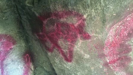 Pinturas rupestres en la Cueva del Diablo, fueron pintadas con aerosol de color rojo. FOTO/NOTIMEX