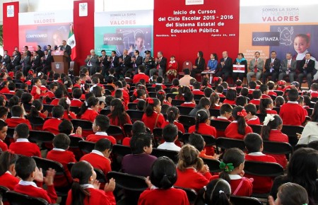 El gobernador del estado, José Calzada Rovirosa​,​ encabezó el inicio de cursos del ciclo escolar 2015-2016.