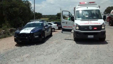 Taxi de Nopala se impacta contra trailer. FOTO/ROTATIVO