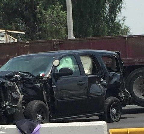 La camioneta negra presuntamente dio varias volteretas y quedó sobre sus neumáticos. FOTO ROTATIVO