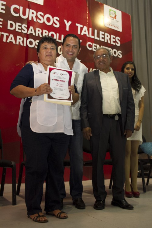 El Presidente Municipal Fabián Pineda, entregó los reconocimientos a los participantes en los cursos.