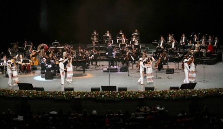 El tenor Fernando de la Mora ofreció el concierto “EnCanto por México”. FOTO/NOTIMEX