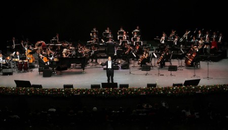 El espectáculo denominado "EnCanto por México", fue presentado por el tenor Fernando de la Mora. FOTO/NOTIMEX 