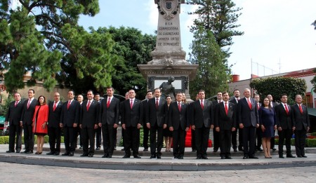 El mandatario estatal y su gabinete, rindieron Guardia de Honor al monumento dedicado a Josefa Ortiz. FOTO/ESPECIAL