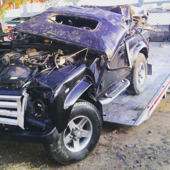 A tan solo a tres semanas de su accidente automovilístico, Alejandro Fernández mostró una fotografía de la camioneta totalmente destruida. FOTO/AGENCIA MEXICO