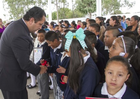 El alcalde Fabián Pineda saludó a los alumnos. FOTO ROTATIVO