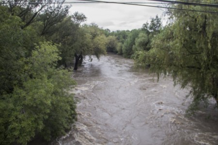 Crece cauce del río San Juan por lluvias.