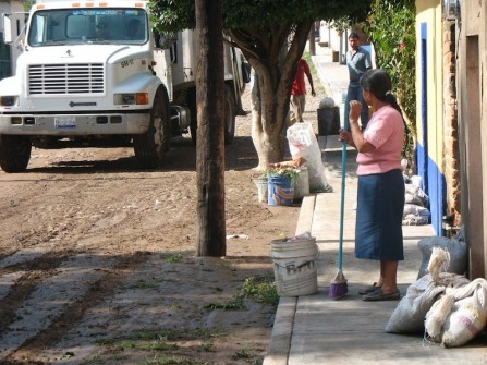 El área de barrido está trabajando en las colonias para limpiar desperdicios. FOTO/ROTATIVO