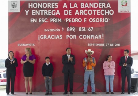 La entrega del arcotecho es el resultado del esfuerzo de todos, dijo el presidente Fabián Pineda. FOTO/ESPECIAL