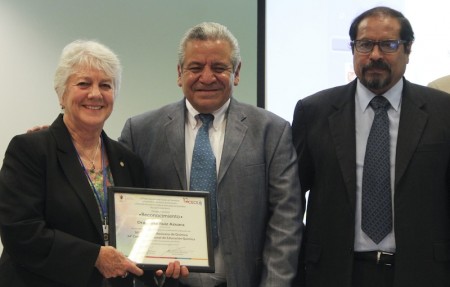 Lena Ruiz Azuara recibió un reconocimiento de manos del Secretario de Educación en el estado.