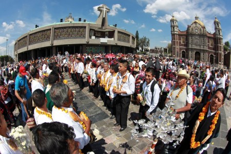 Basílica de Guadalupe se celebró por primera vez una Misa Solemne en Náhuatl, presidida por el Arzobispo de Puebla Víctor Sánchez, presidente de la Comisión Episcopal Pastoral Bíblica. NOTIMEX