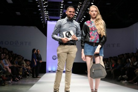 Los jóvenes ganadores del primero y segundo lugar del concurso Modarte podrán incursionar con sus proyectos en el mercado de la moda.