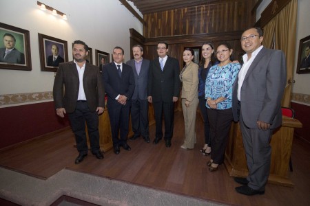 El alcalde Guillermo Vega con su equipo de regidores.