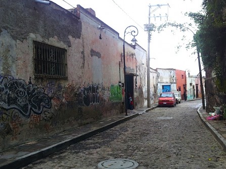 La calle donde se encontraba el centro de explotación sexual, luce deteriorada.