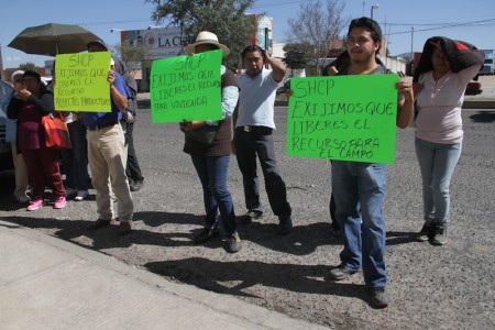 Alrededor de 40 integrantes de la Unión Campesina Democrática (UCD) se manifestaron frente a las instalaciones del Servicio de Administración Tributaria (SAT).