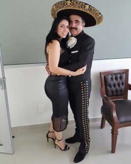 Vicente Fernández Jr y novia.