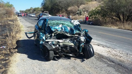 Debido al impacto la mujer que conducía uno de los vehículos tuvo que ser traslada al hospital.