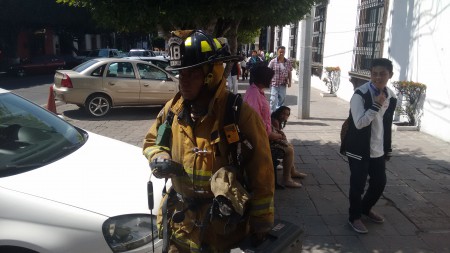 Bomberos atienden olor a gas en centro histórico de San Juan del Río