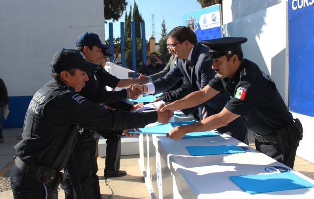 El alcalde de San Juan del Río, Guillermo Vega, entregó reconocimientos a policías que acreditaron curso sobre nuevo sistema penal acusatorio.