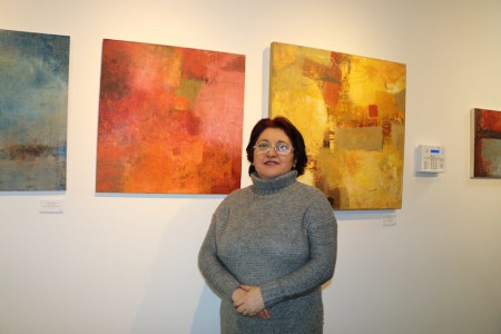Tres pintoras latinoamericanas de lo abstracto defienden libertad de crear sobre la marcha